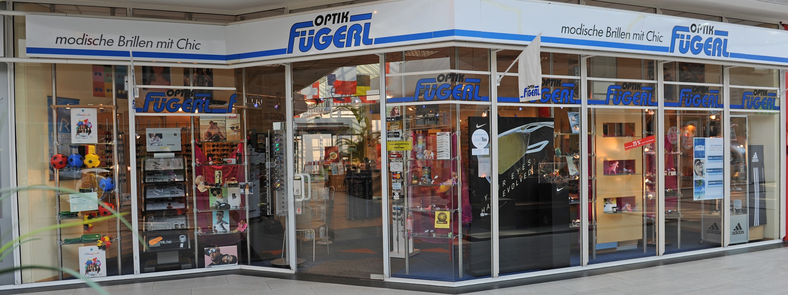 Schaufenster und Eingangsbereich von Optik Fügerl in Nürnberg.